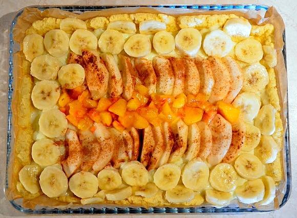 Tarta z bananami, jabłkami i brzoskwiniami