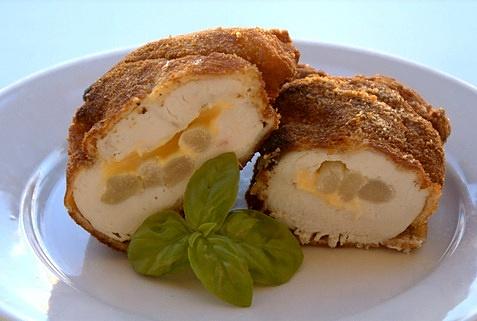 Piersi kurczaka nadziane szparagami i serem cheddar