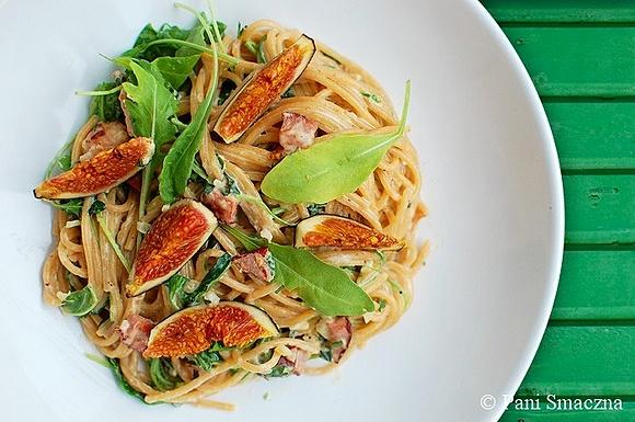 Spaghetti z figami boczkiem i rukolą