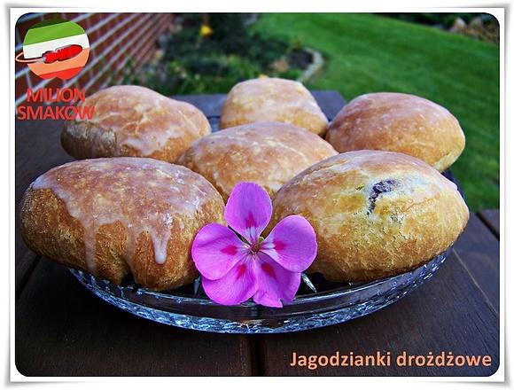 Jagodzianki drożdżowe przepis na pyszne ciasto jagodowe