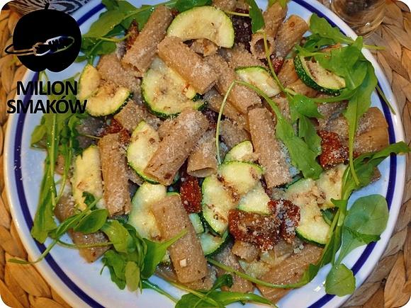 Penne z grillowaną cukinią i suszonymi pomidorami
