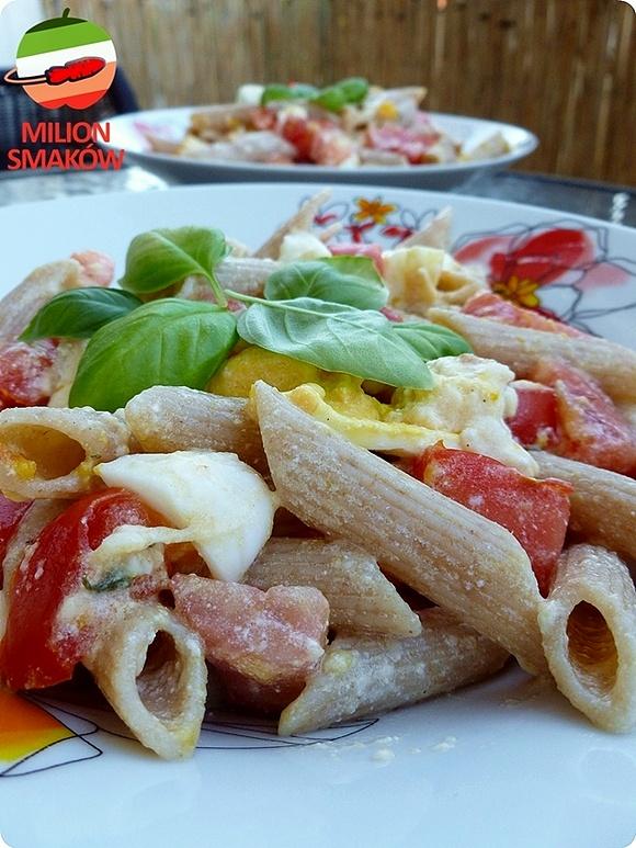 Penne z pomidorami i jajkiem gotowanym