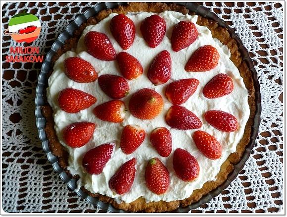 Tarta z truskawkami i bitą śmietaną