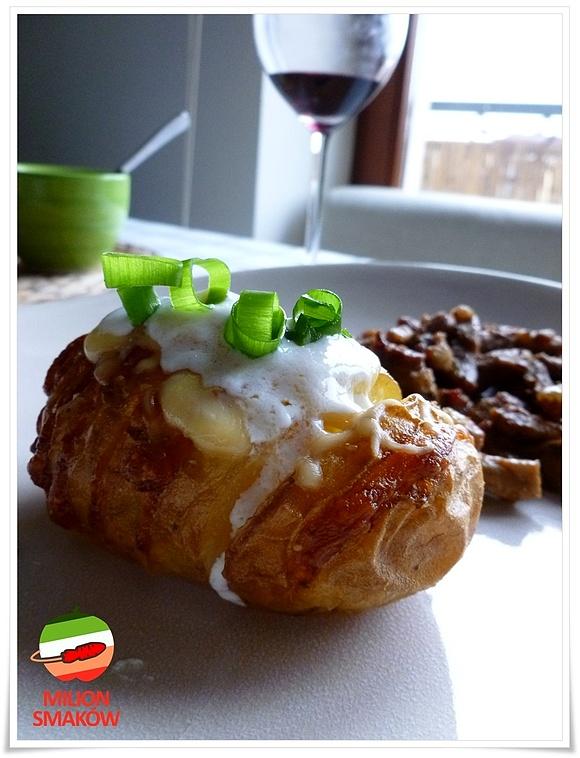 Pieczony ziemniak z mozzarellą efektowny dodatek do obiadu