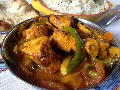 Kurczak jalfrezi z kurczaka i warzyw w kuchni indyjskiej