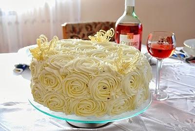 Rewelacyjny tort brzoskwiniowy z bitą śmietaną i mascarpone