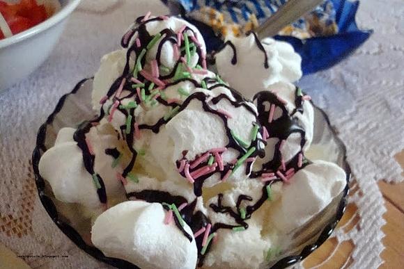 Lody waniliowe z bezą, polewką czekoladową i posypką