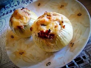 Nażarte cebule z mięsem mielonym i pieczarkami