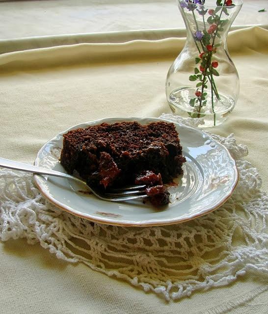 Jesienne ciasto czekoladowe ze śliwkami