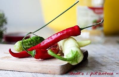 Ogórki z chili i papryką jalapeño