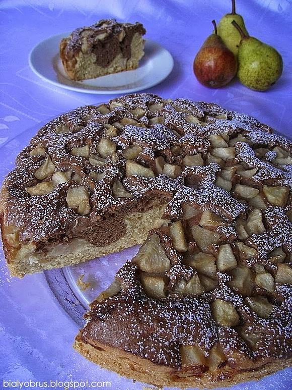 Czarno-białe ciasto z gruszkami