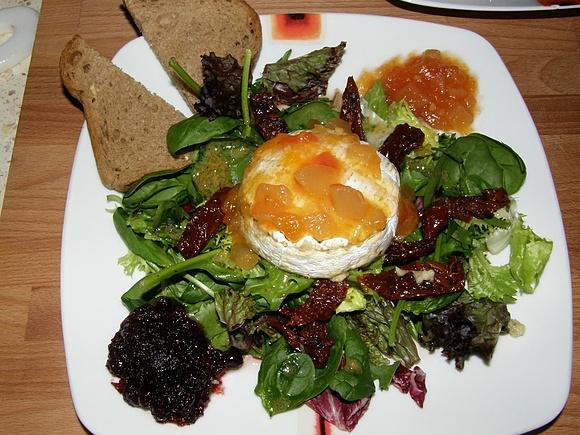 Pieczony camembert na kolorowej sałacie - szybka i elegancka przekąska
