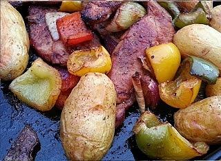 Eskalopki z pieczonymi ziemniakami, papryką i cebulą