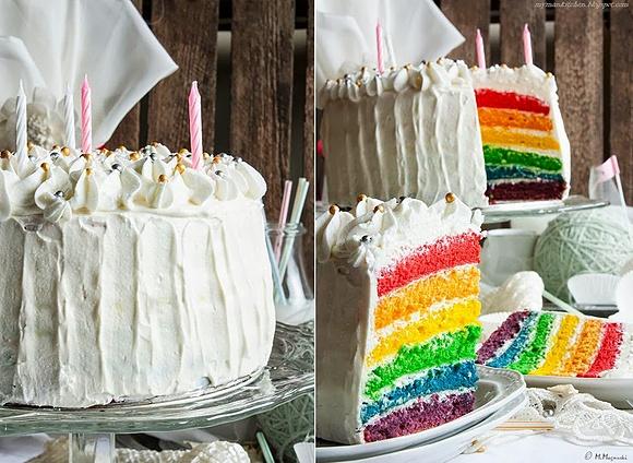 Tęczowy tort z biszkoptem i kremem jogurtowym