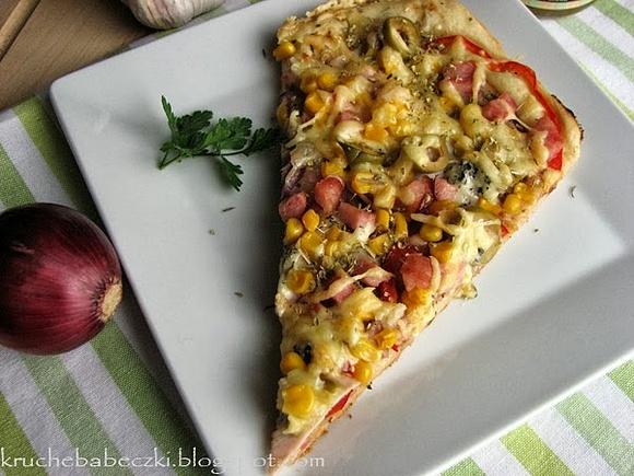 Domowa pizza trzy sery i zielony pomidor