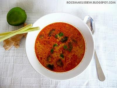Zupa Tom Yum z kurczakiem i mlekiem kokosowym
