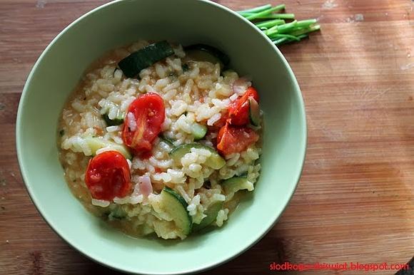 Risotto z cukinią i pomidorkami