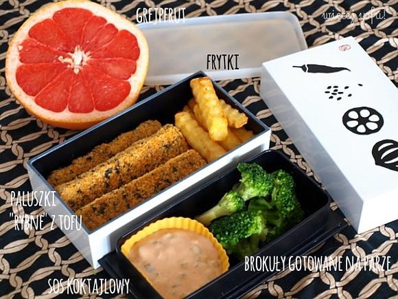 Vegan lunch box paluszki rybne z tofu z frytkami