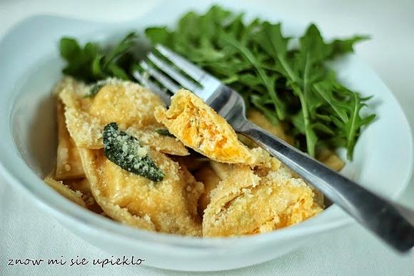 Domowe ravioli z ricottą, pieczoną dynią i szałwią