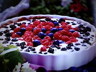 Czarno-czerwone owoce z mascarpone