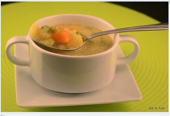 Ogórkowa z curry i jogurtem