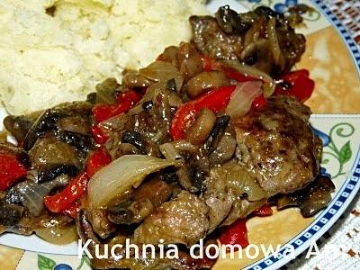 Wątróbka z pieczarkami i papryką