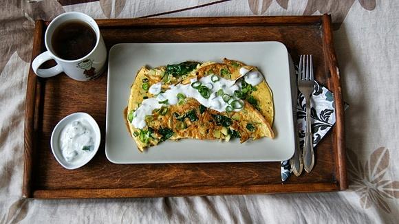 Omlet z zielonymi warzywami na śniadanie