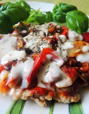 Pizza bez ciasta z mięsa i nadzieniem, przypominająca pizzę
