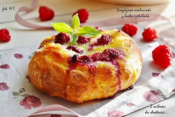 Drożdżowe maliniaki z białą czekoladą