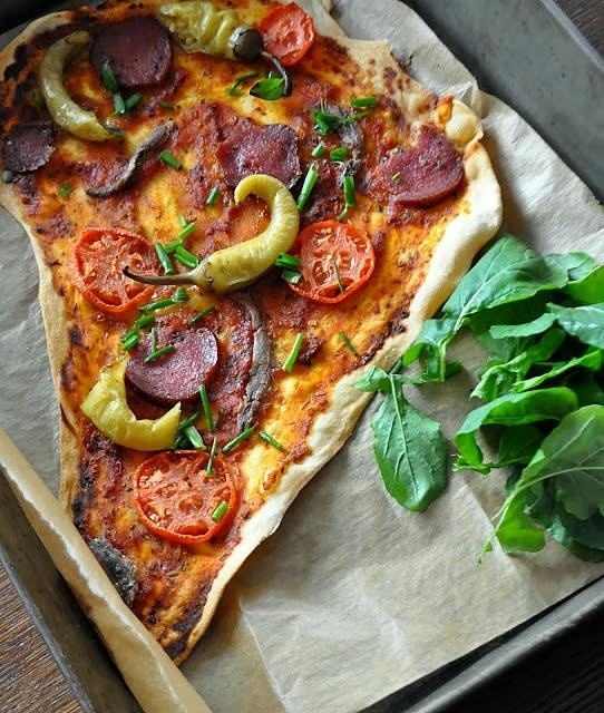 Pizza z salami, peperoni i pomidorami