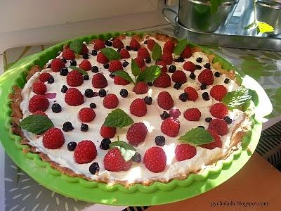 Tarta z kremem mascarpone i owocami