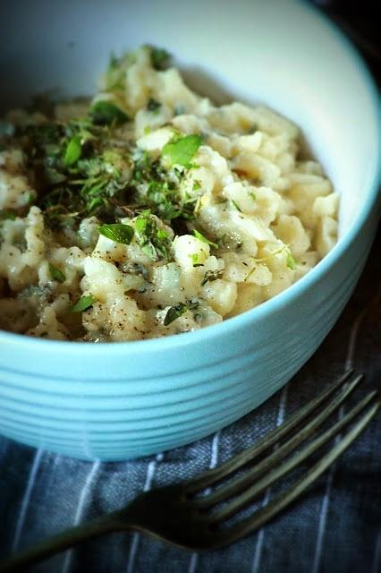 Spaetzle ziołowe z sosem serowym