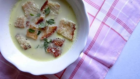 Zupa czosnkowa z chrupiącymi grzankami