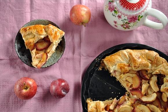 Galette z jabłkami i śliwkami