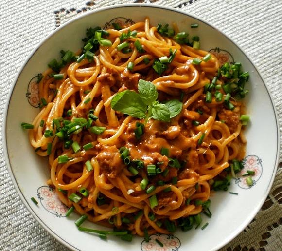 Spaghetti z sosem mięsnym na śmietance