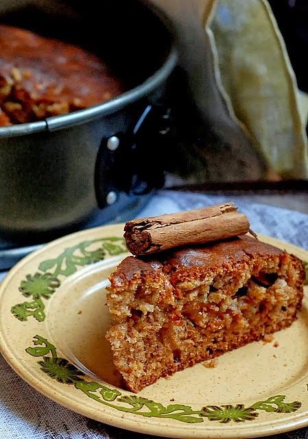 Jesienne ciasto miodowe z powidłami i bananem