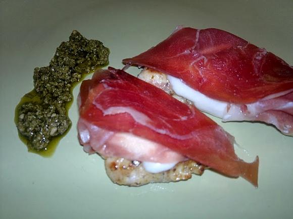 Pierś z kurczaka z mozzarellą, szynką parmeńską i pesto