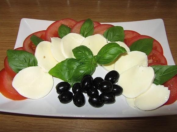 Caprese - sałatka z mozzarellą, pomidorami i bazylią