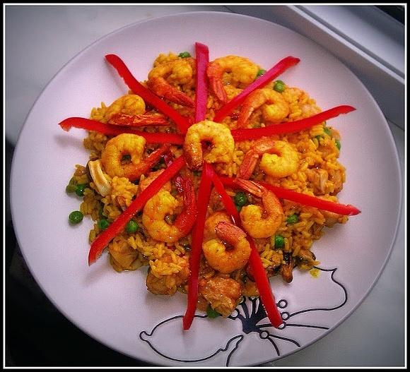 Hiszpańska paella z owocami morza i ryżem