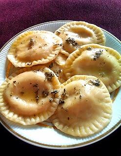 Dyniowe pierogi z szałwią