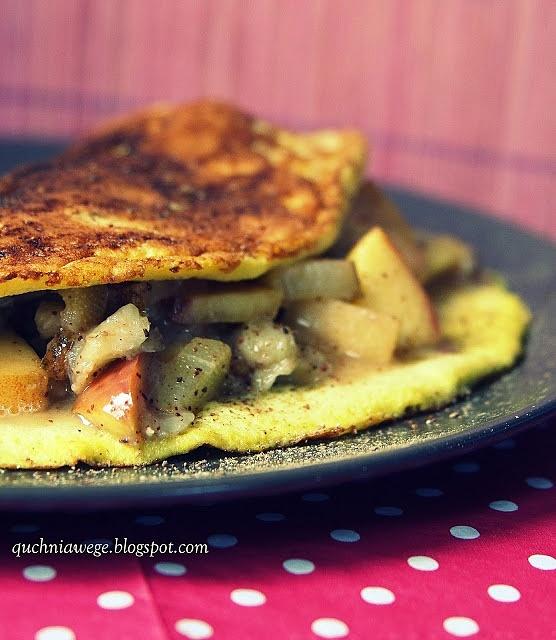 Omlet bez mąki z cynamonem i owocami rozgrzewającymi