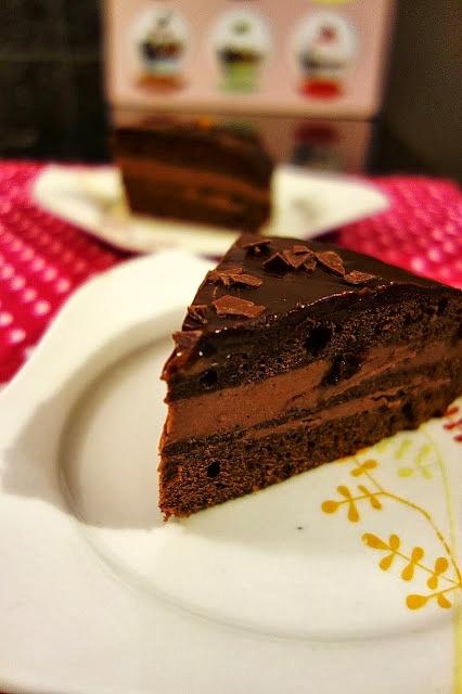 Tort Praga - przepis na czekoladowy tort z kremem i polewą