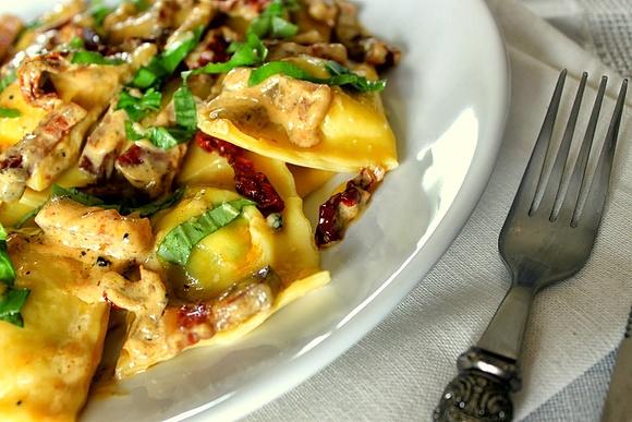 Włoskie ravioli z ricottą i szpinakiem z sosem z pancettą i mascarpone