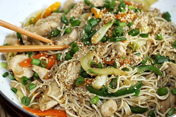Makaron Chow Mein z kurczakiem, warzywami i sosem hoisin