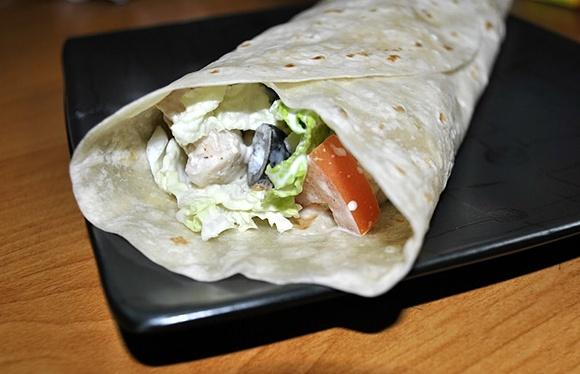 Tortilla z kurczakiem i warzywami
