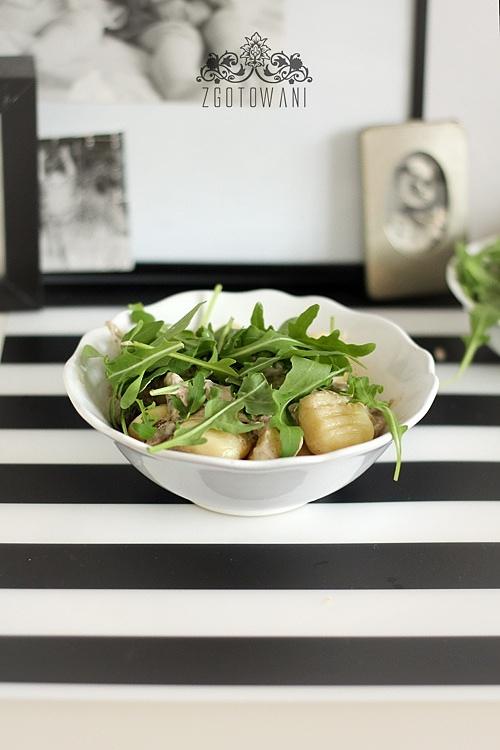 Gnocchi z sosem grzybowym i rukolą