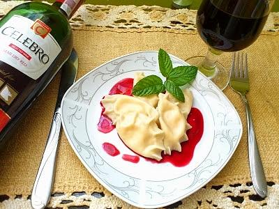 Pierogi z serem i sosem z czerwonego wina z malinami