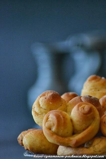 Pseudo serduszka z ciasta drożdżowego i cukru