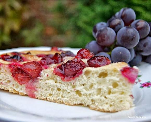 Focaccia z winogronami i cukrem