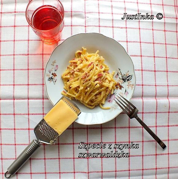 Spatzle z szyną szwarwaldzką i śmietanką